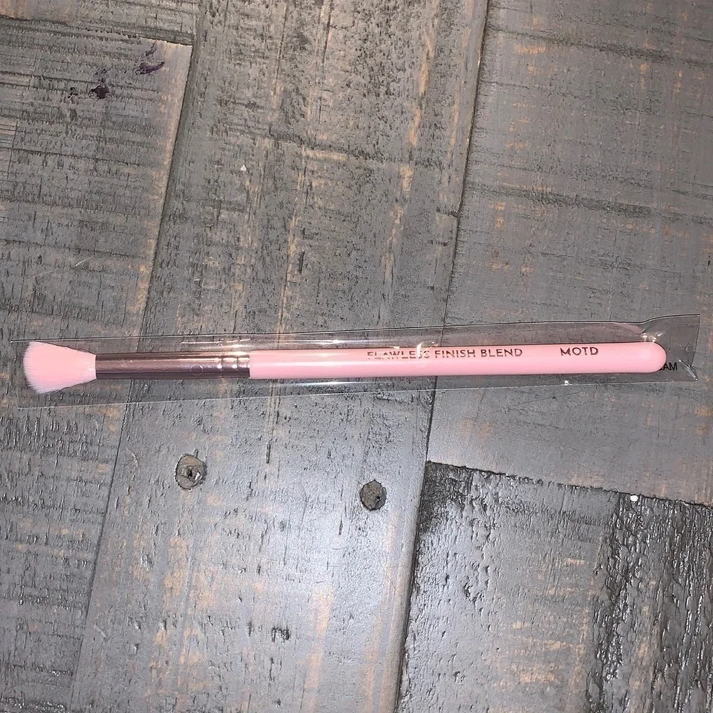 MOTD Flawless Finish Blend Eyeshadow Brush Pink Rose Gold Vegan‎ Makeup Tool NEW